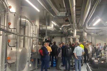 Personen in Technikraum