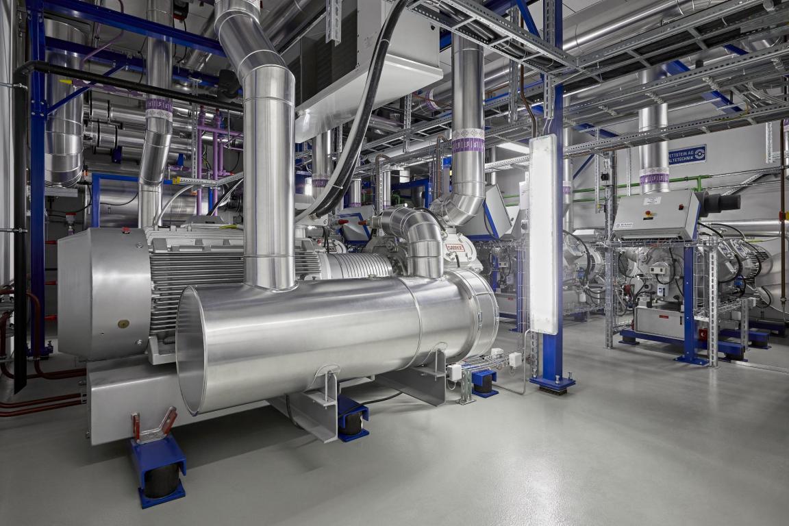 Technikzentrale mit verschiedenen Gerätschaften