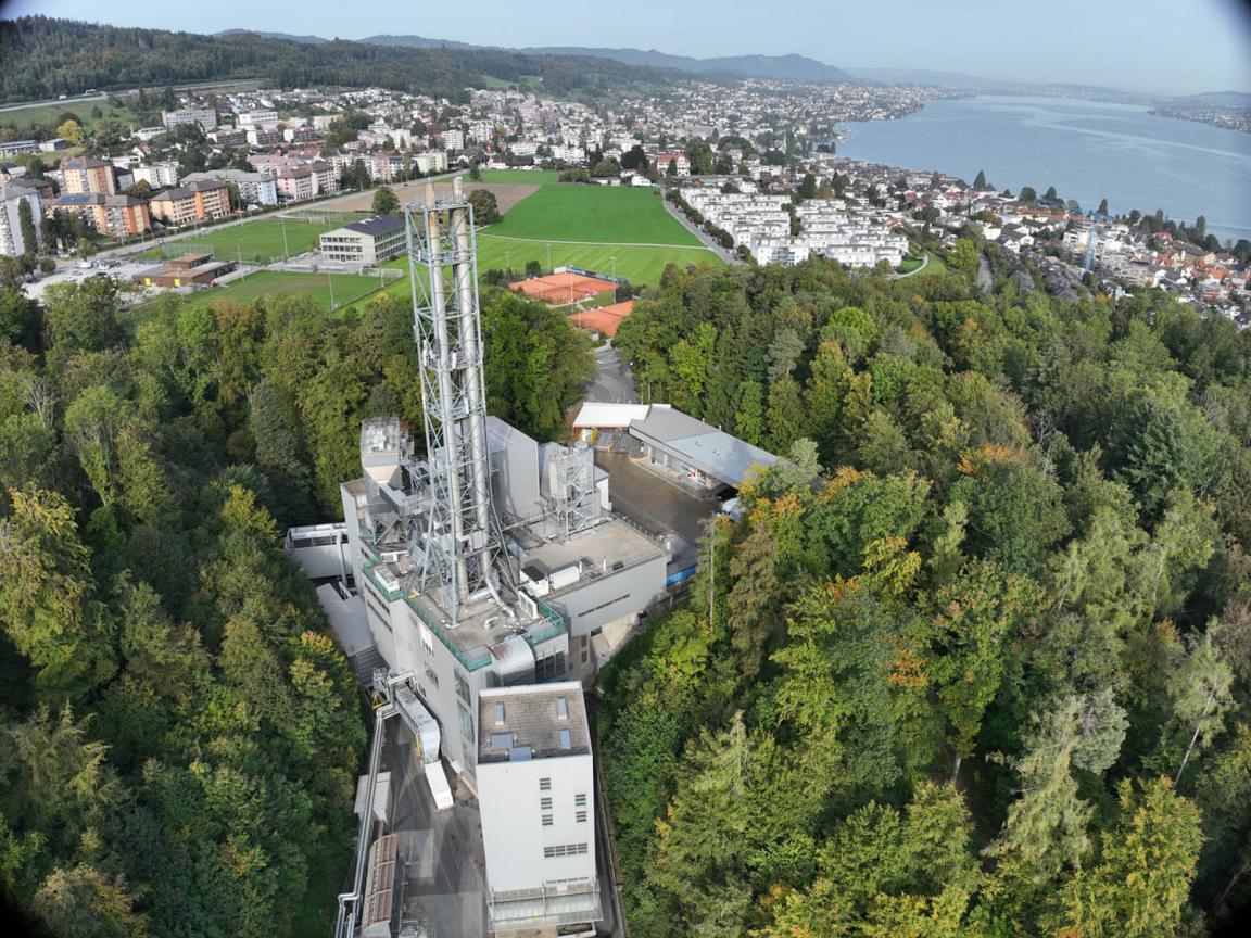 Luftbild der KVA, eingeschlossen von Wald