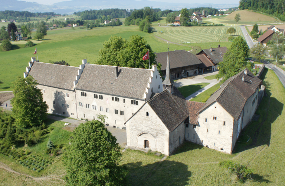 Luftaufnahme des Ritterhauses in Bubikon