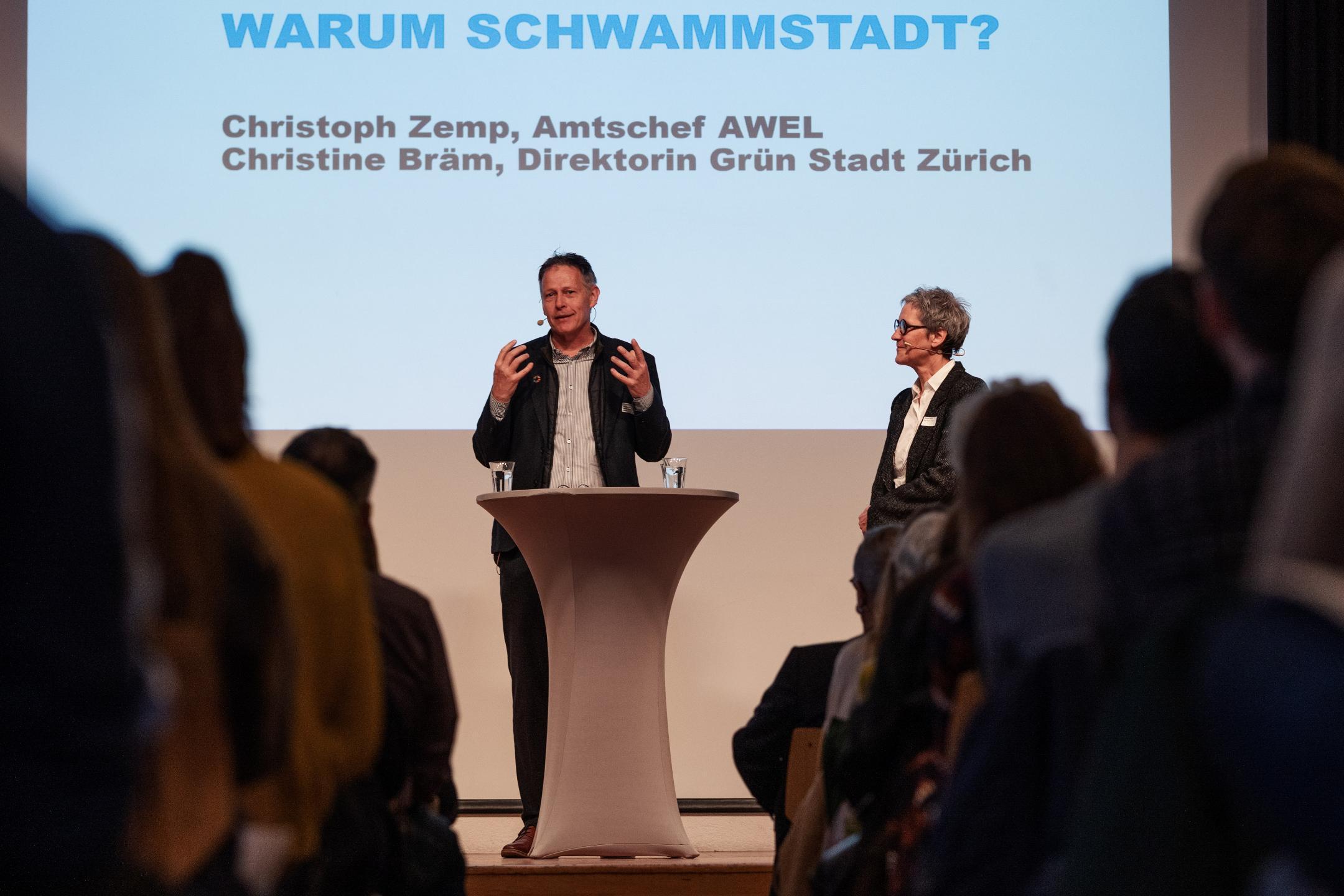 AWEL-Amtschef Christoph Zemp und Direktorin von Grün Stadt Zürich Christine Bär begrüssen zur Klimatagung Schwammstadt.