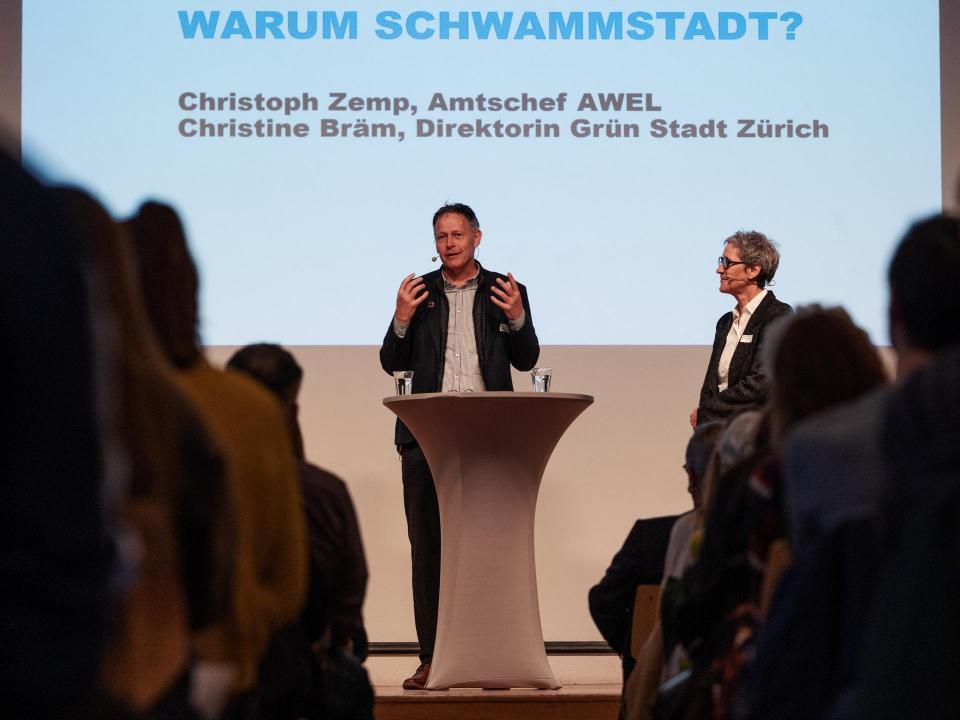 AWEL-Amtschef Christoph Zemp und Direktorin von Grün Stadt Zürich Christine Bär begrüssen zur Klimatagung Schwammstadt.