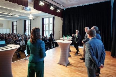 Roland Hohmann in Diskussion mit anderen Projektträgern an der Klimatagung.