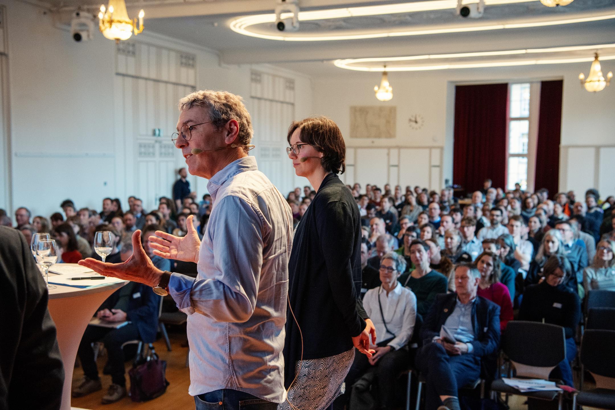 Norbert Kräuchi, Abteilungsleiter Landschaft und Gewässer im Kanton Aargau und Silvia Oppliger vom Verband Schweizerische Abwasser- und Gewässerschutzfachleute geben ein Impulsreferat.