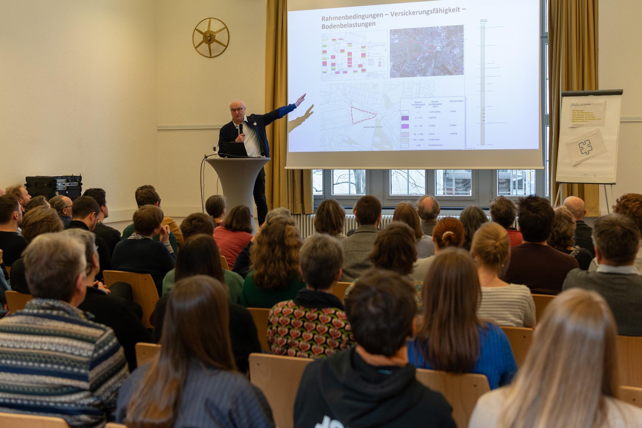 Schwammstadt-Pionier Carlo W. Becker hält Referat.