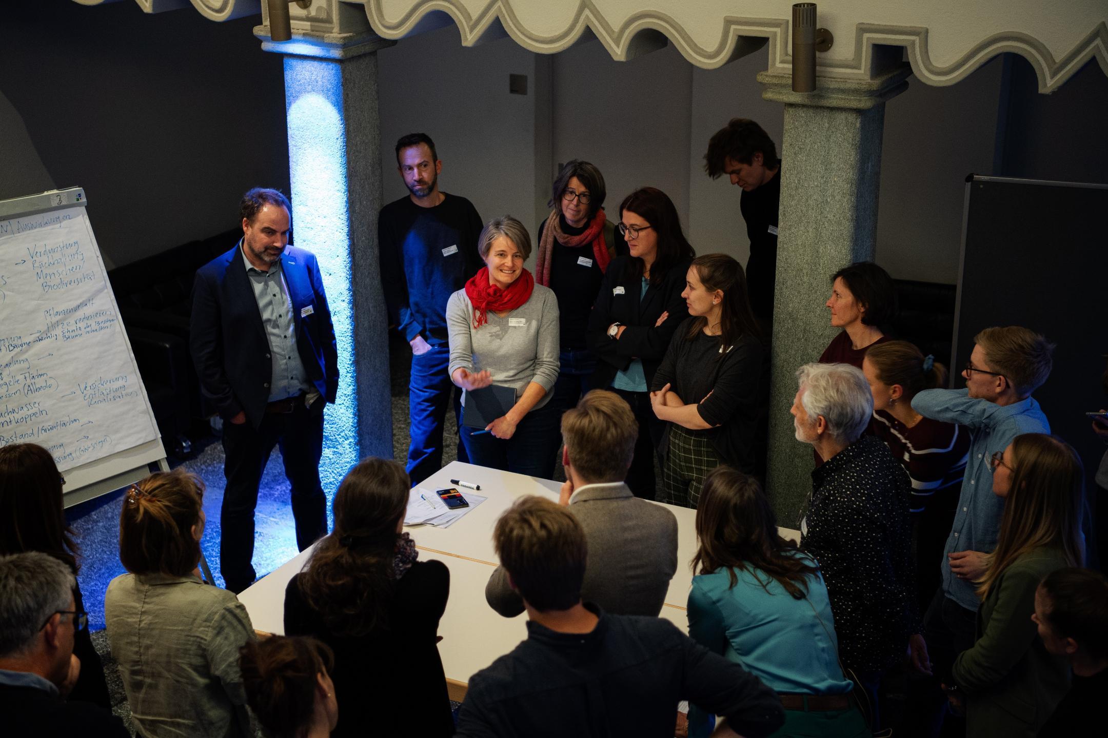 Teilnehmende eines der Workshops der Klimatagung tauschen sich aus.