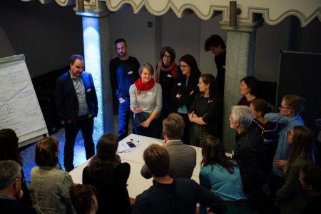 Teilnehmende eines der Workshops der Klimatagung tauschen sich aus.