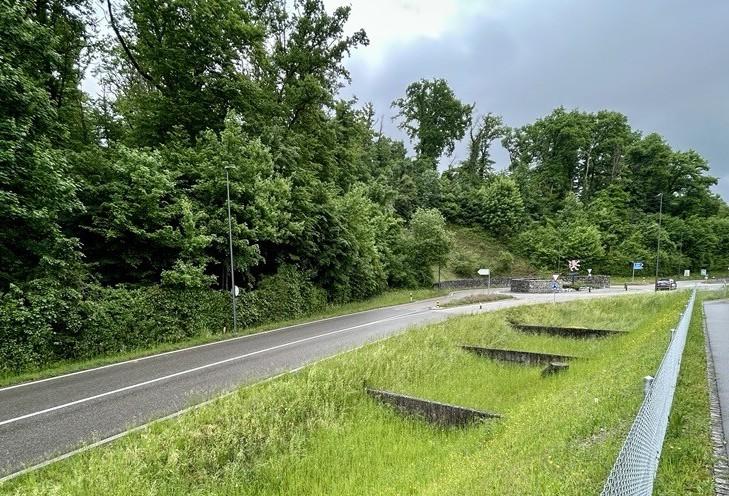 trassenabwasser wird über eine bewachsene Mulde mit Kaskaden entwässert. Mehrere rechteckige Betonelemente dienen als Staukörper zur Kaskadenspeicherung.