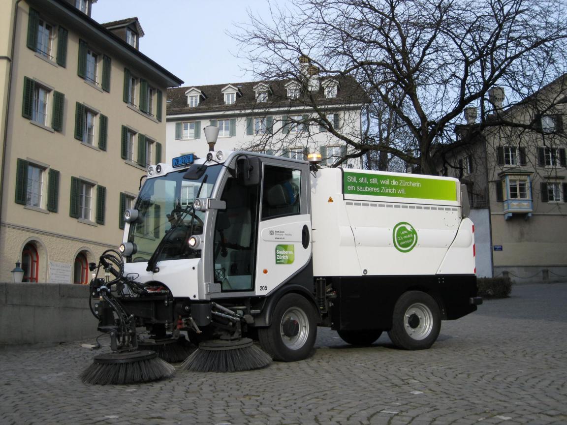 Elektro-Kehrfahrzeug der Stadt Zürich im Einsatz.