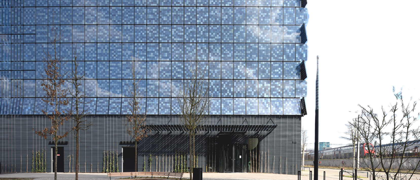 Moderne Fassade mit glänzender Solarfassade.
