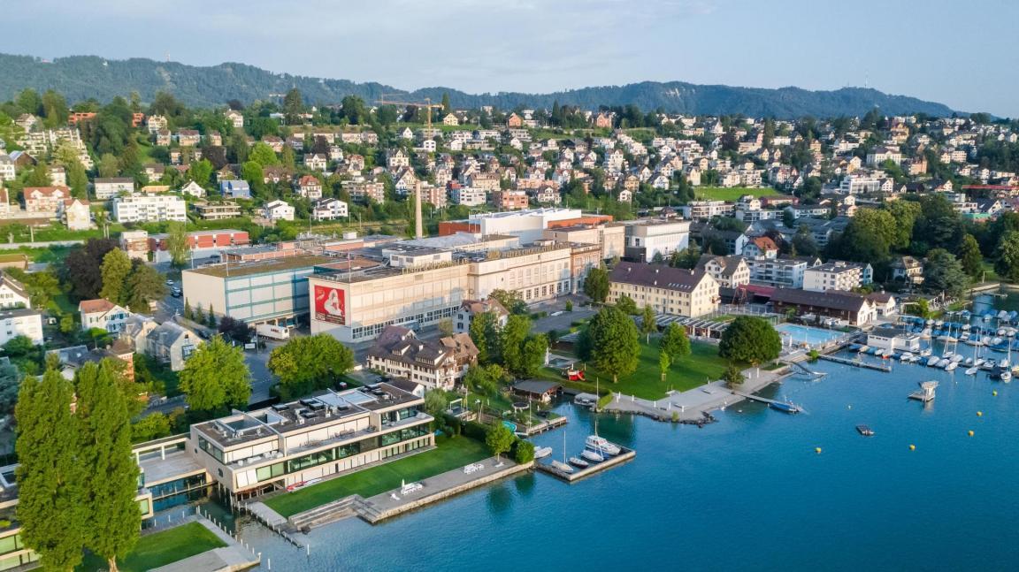Hauptsitz und Produktionsstätte der Lindt & Sprüngli in Kilchberg, unmittelbar am Zürichsee. 