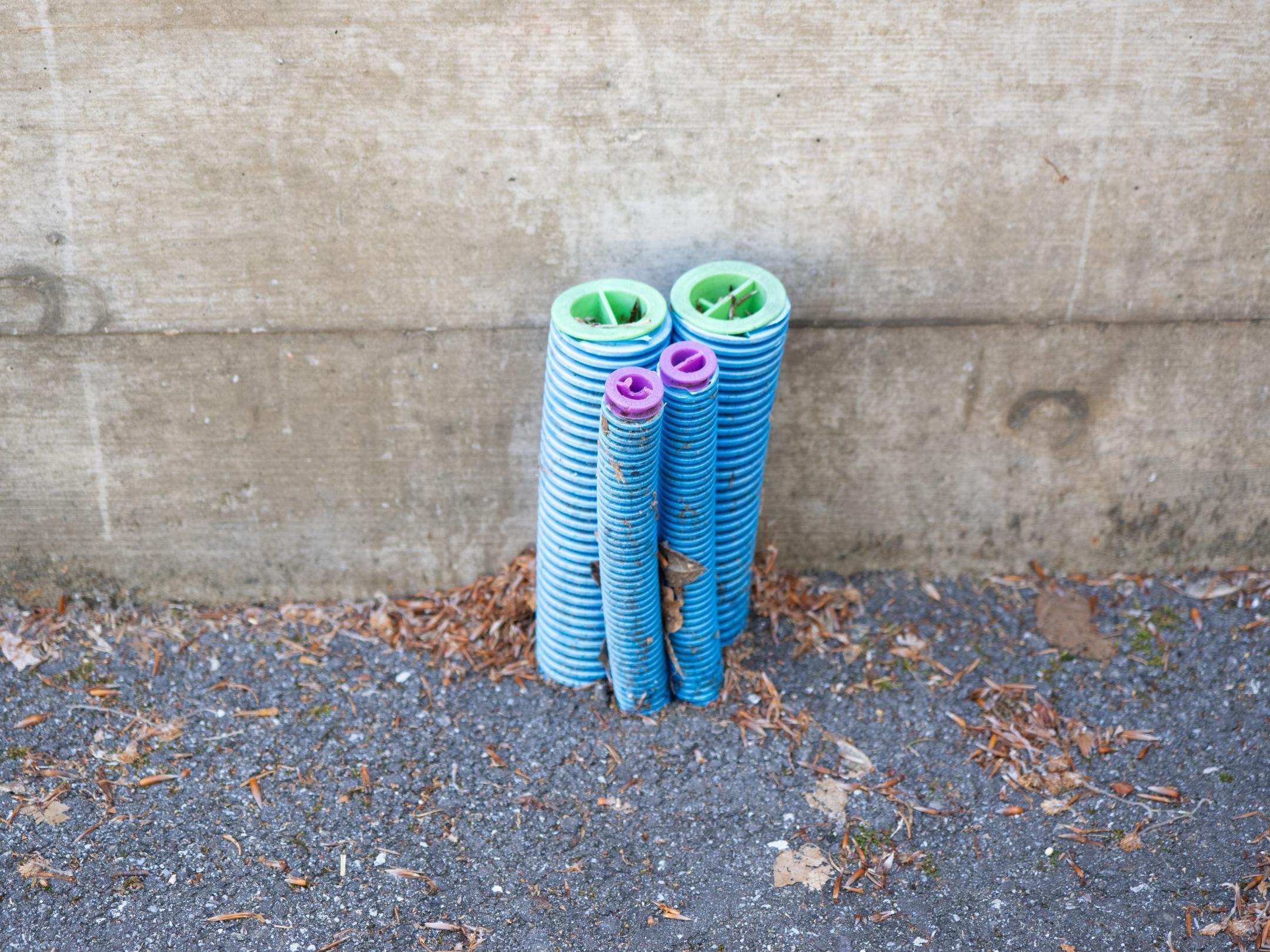 Aus dem Betonboden ragen Anschlüsse für die Installation einer Ladeinfrastruktur für Elektroautos.