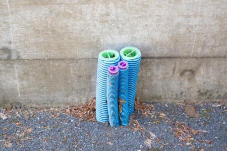 Aus dem Betonboden ragen Anschlüsse für die Installation einer Ladeinfrastruktur für Elektroautos.