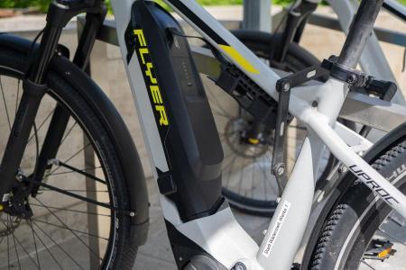 Der Akku eines E-Bikes. Im Hintergrund ein weiteres E-Bike.