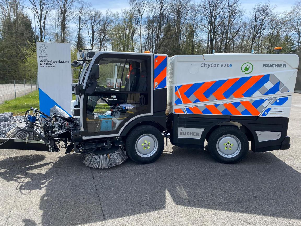 Ein elektrisches Strassen-Kehrfahrzeug des kantonalen Tiefbauamts auf dem Parkplatz der Zentralwerkstatt in Dietikon.