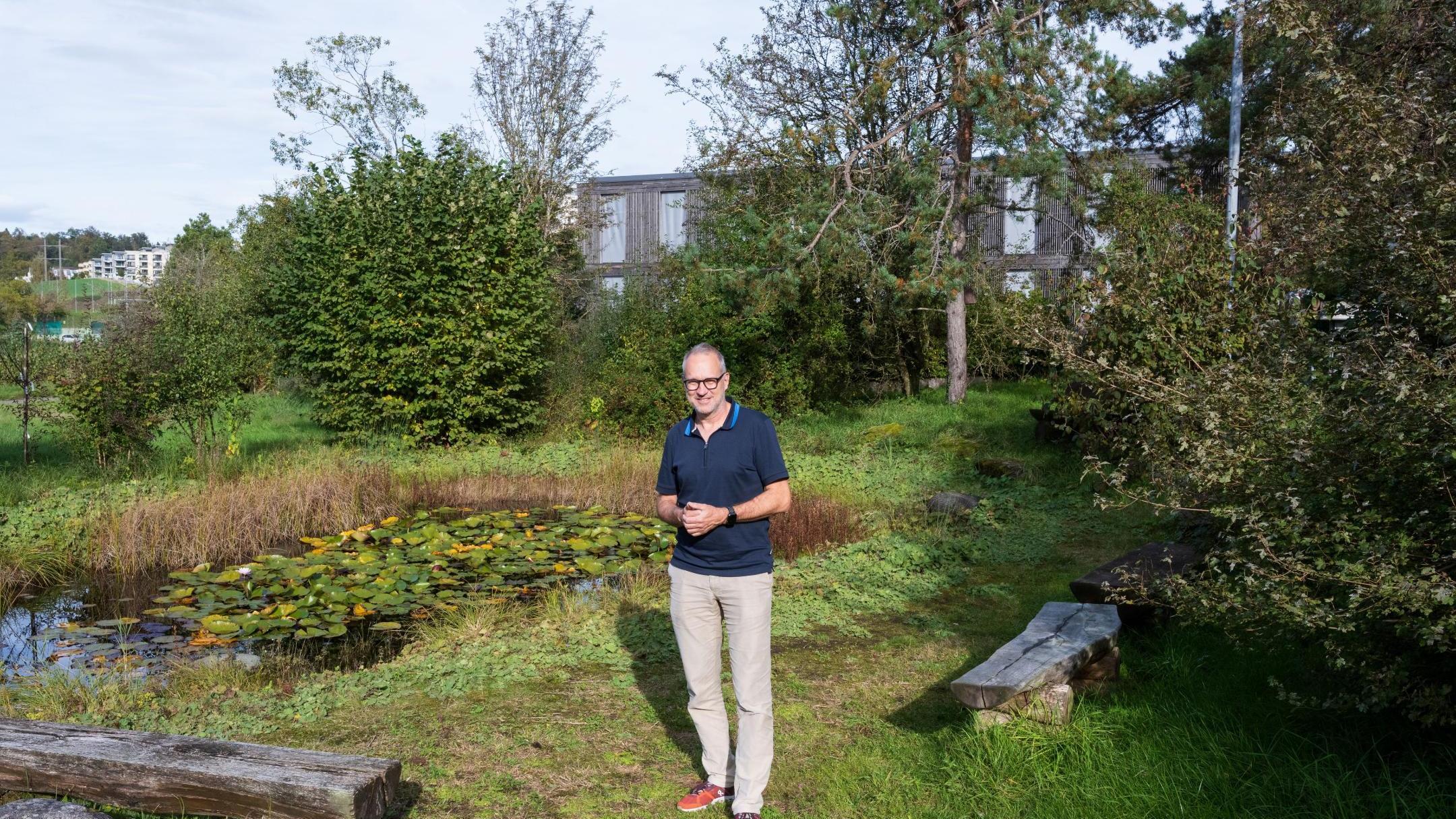 Professor Dr. Niklaus Zimmermann im Garten der Forschungsanlage der WSL in Birmensdorf