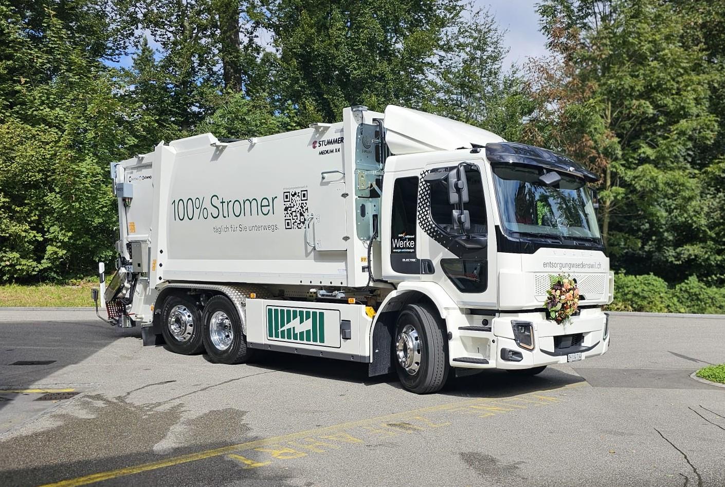 Elektrisches Kehrichtfahrzeug der Stadt Wädenswil mit Blumen geschmückt. 