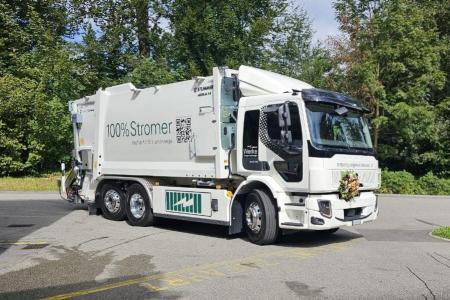 Elektrisches Kehrichtfahrzeug der Stadt Wädenswil mit Blumen geschmückt. 