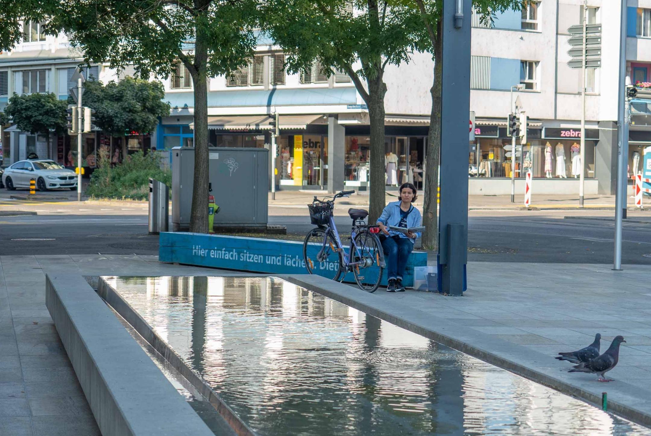 Dietikon, Stadtplatz: Ein Brunnen als ergänzendes Element einer Platzgestaltung.