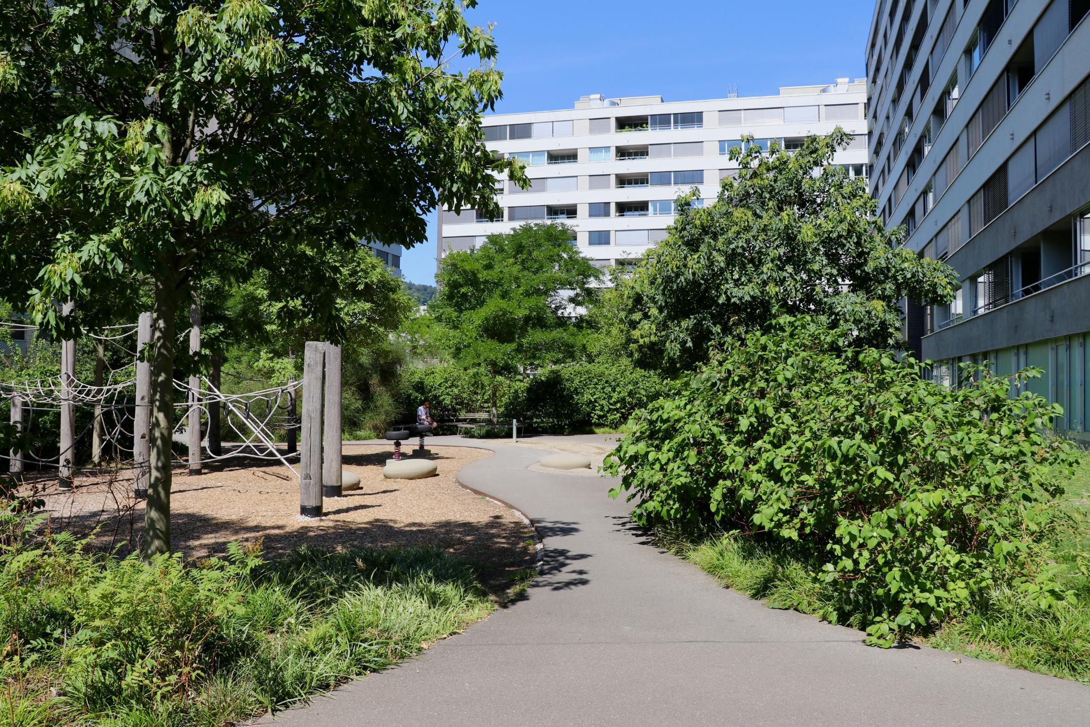 Grosszügig, vielfältig naturnah gestalteter Innenhof des Maaghof-Areals.