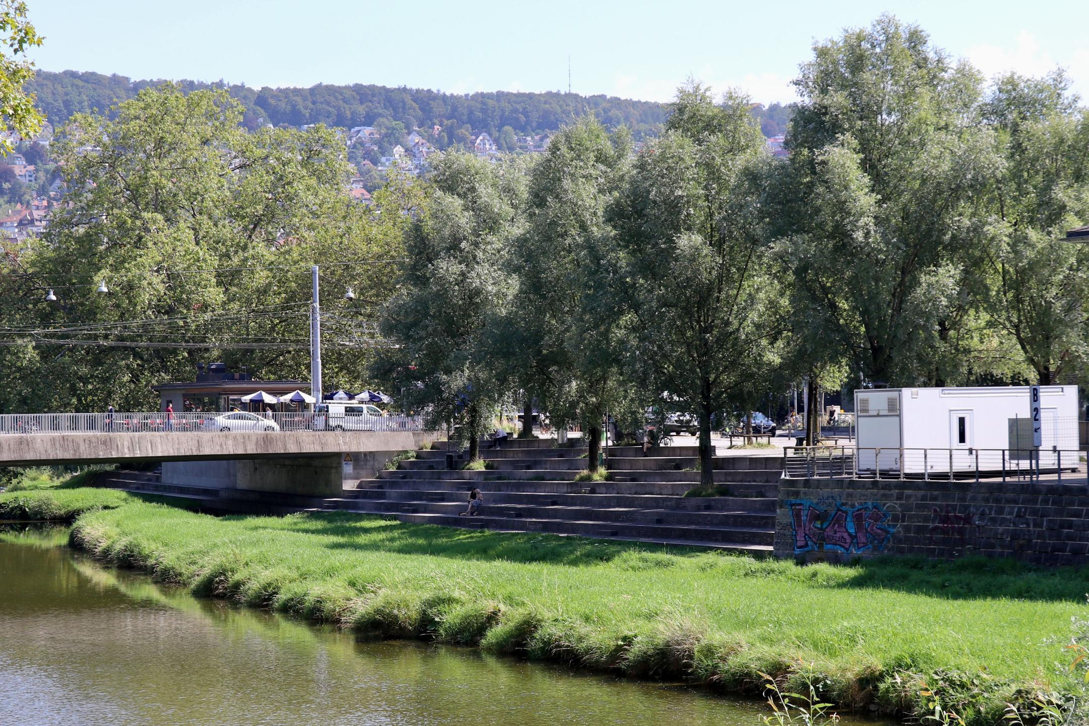 Durch Bäume beschattete Fläche an der Sihl dient zum Aufenthalt in der Nähe des Hauptbahnhofs.