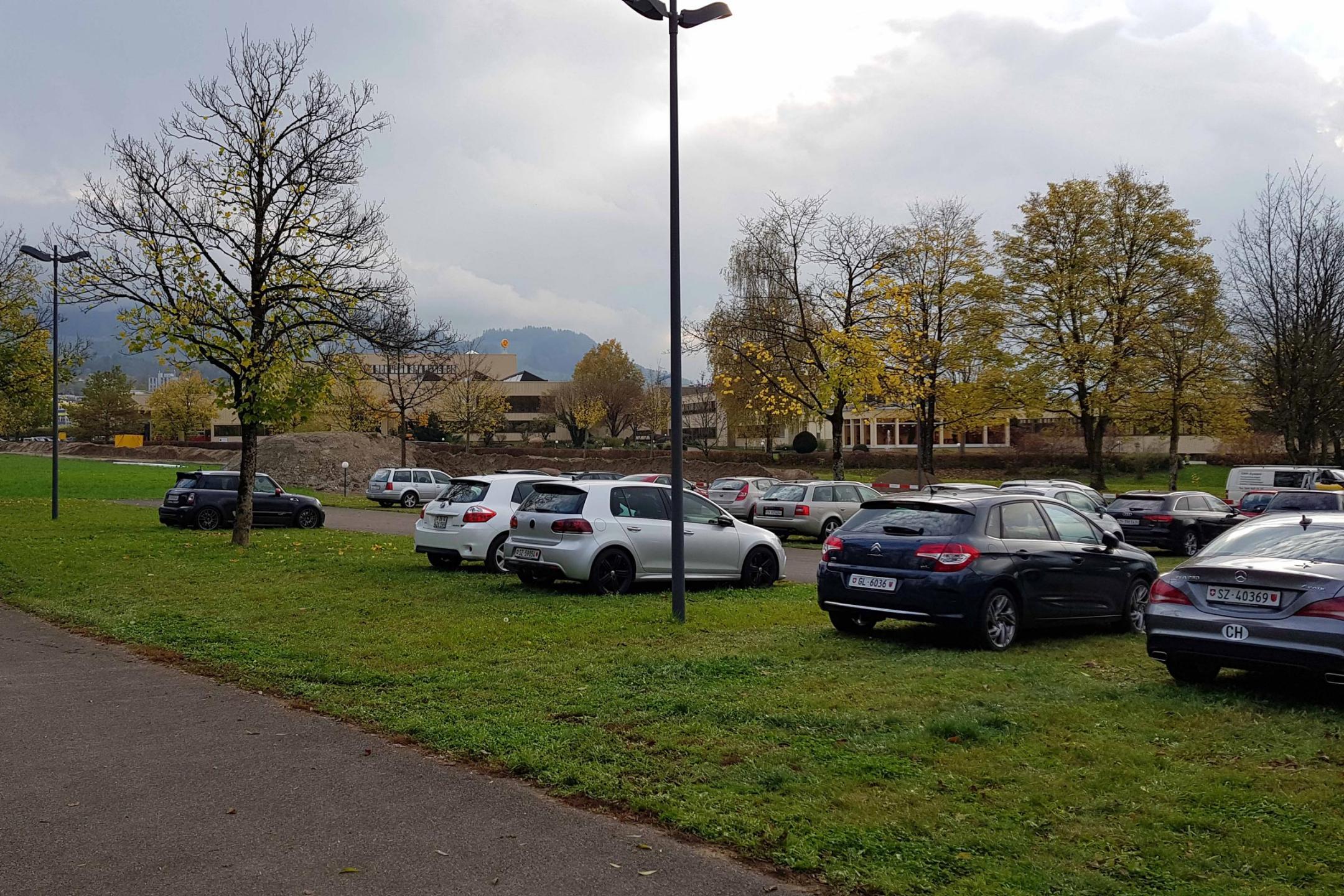 Hinwil, Gewerbegebiet: Wenn wenig Fahrzeugwechsel zu erwarten sind, können Parkierflächen problemlos begrünt werden.