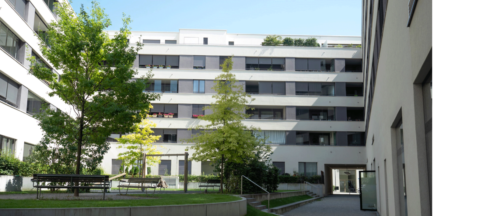 Im Richti Quartier in Wallisellen besteht der Innenhof aus entsiegelten begehbaren Flächen aus Rasen und Kies.