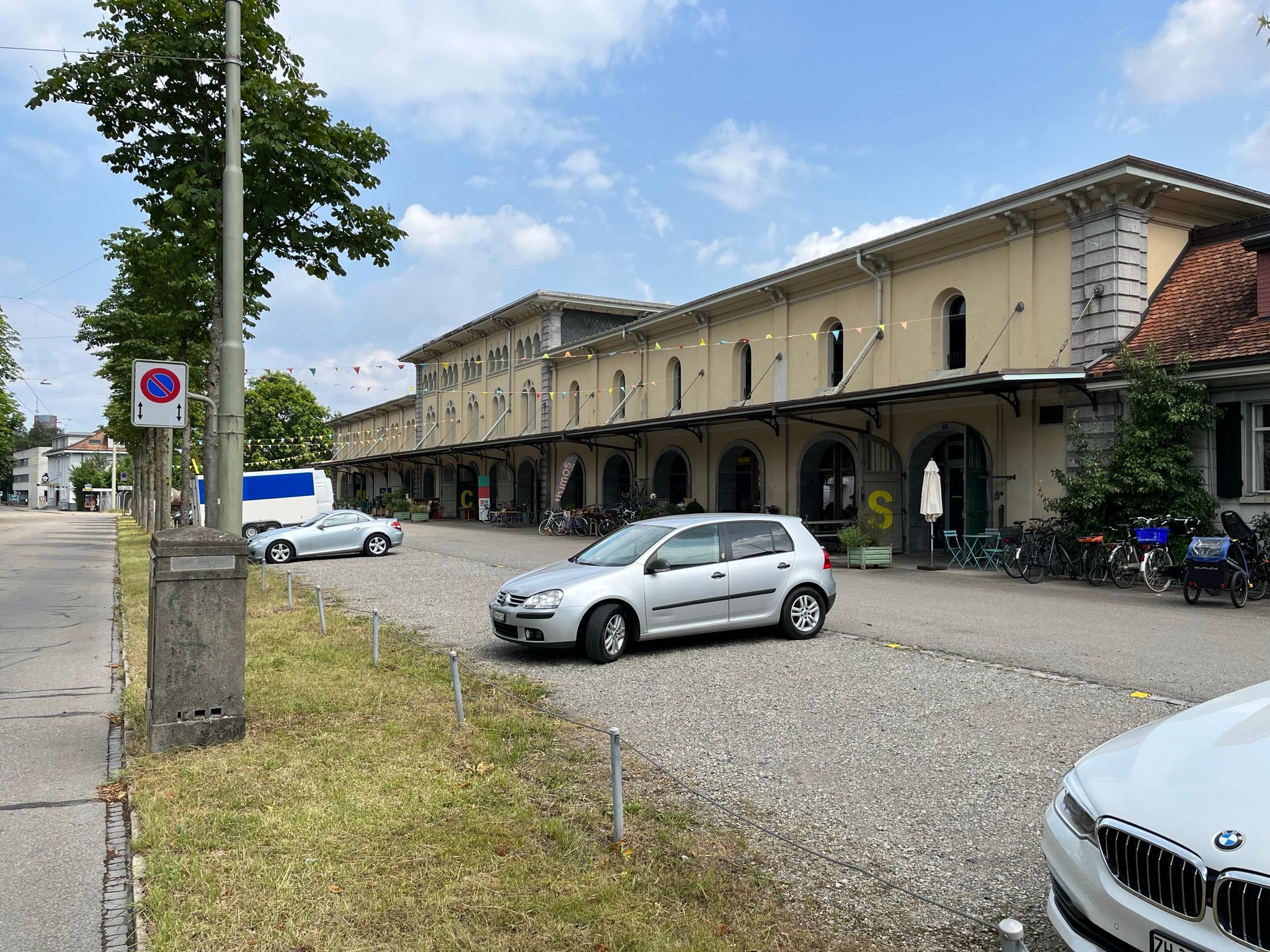 Parkplätze in Winterthur sind ersichtlich, welche aus hellem Kies bestehen und somit de temporäre Befahrbarkeit gewährleistet.