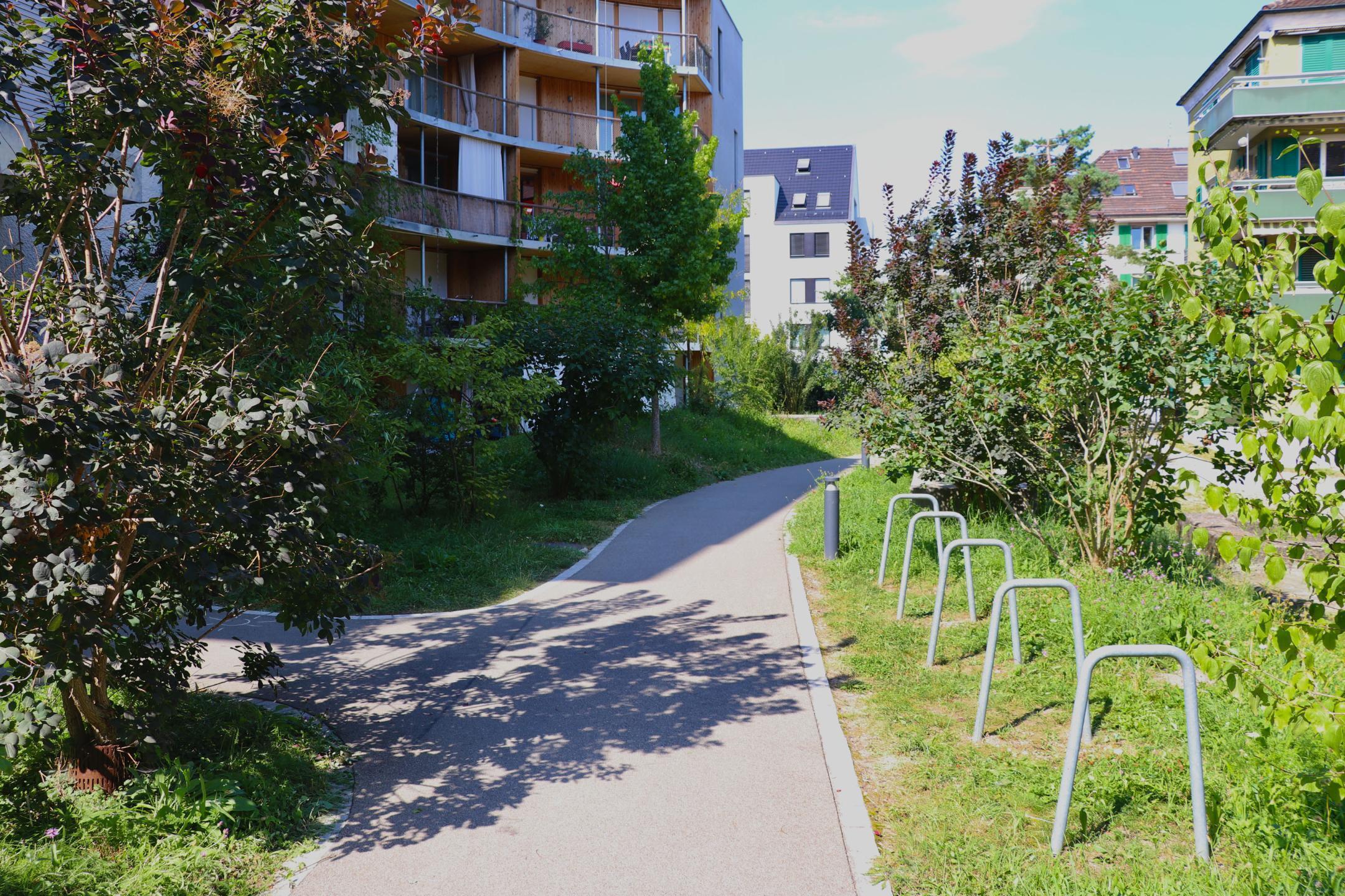 Die Velostellplätze im Holunderhof in Zürich sind unversiegelt und bestehen aus Rasen/Schotterrasen.