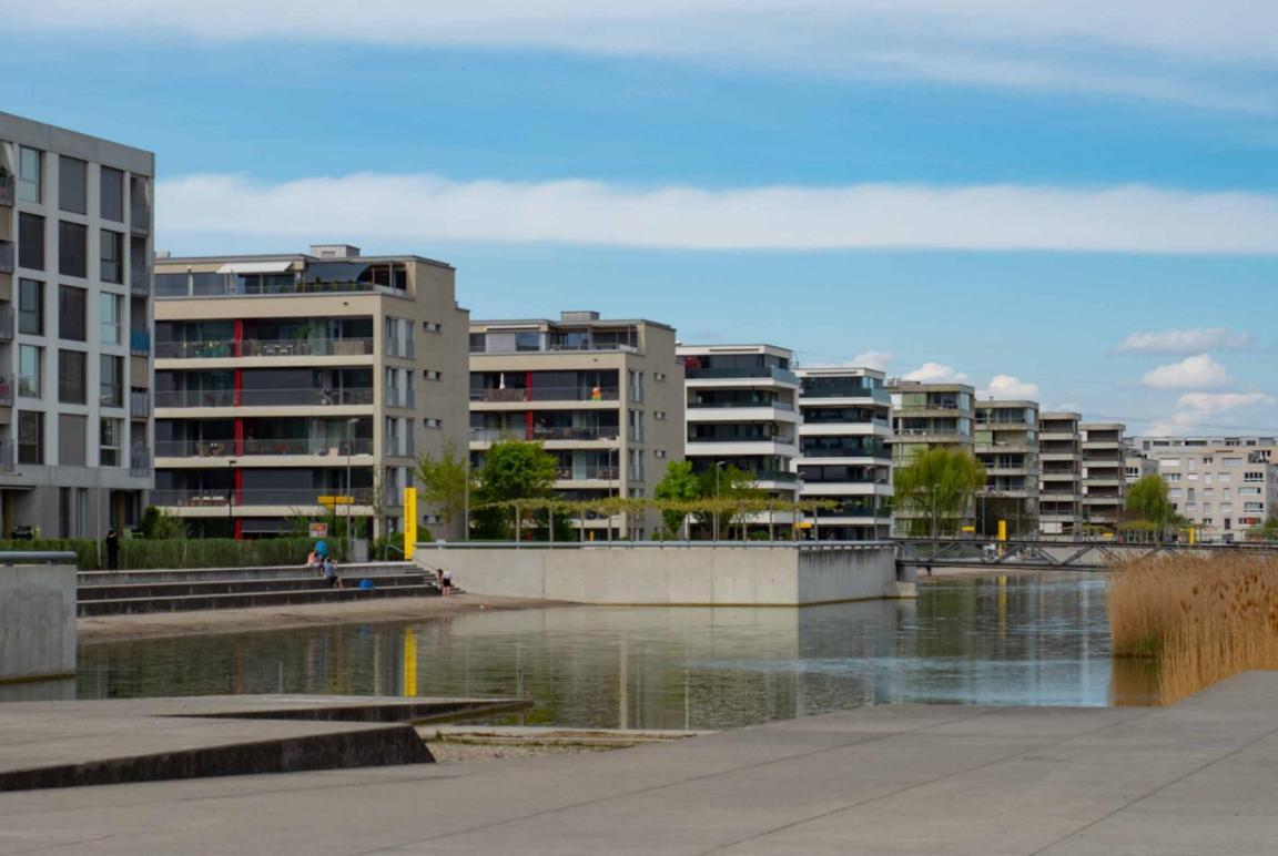 Glattpark, Opfikon:  Wege- und Dachflächen werden in einen künstlich angelegten See entwässert.