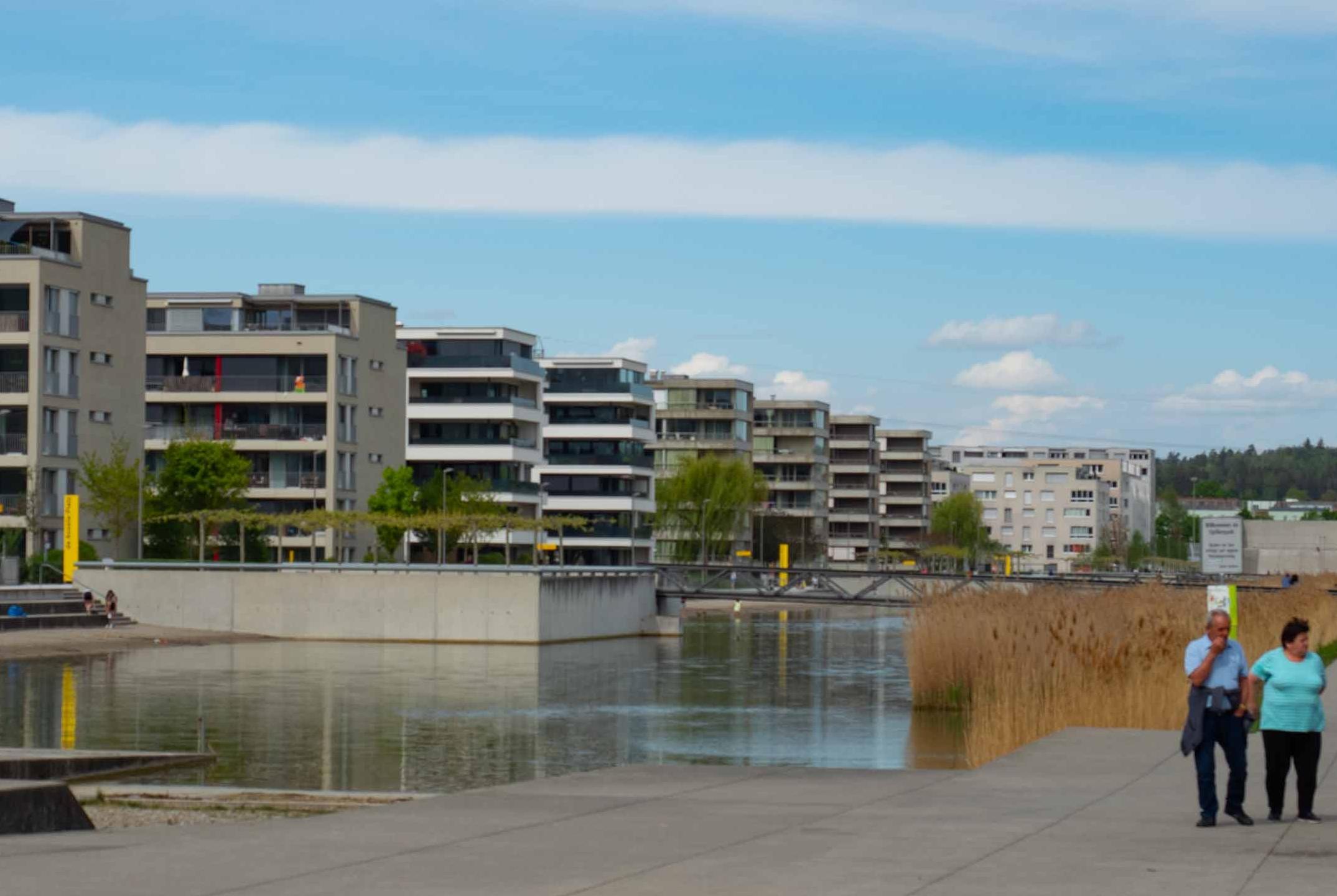 Glattpark, Opfikon:  Wege- und Dachflächen werden in einen künstlich angelegten See entwässert.