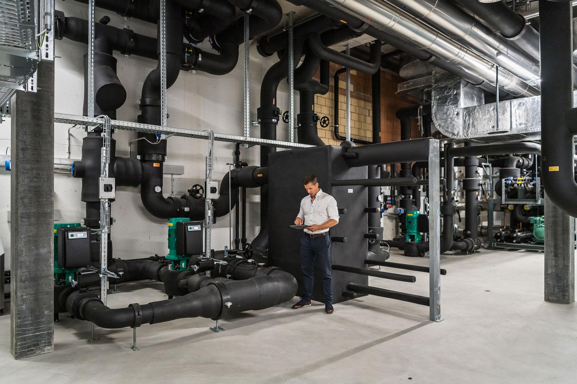 Rotkreuz, Areal Suurstoffi: Energiezentrale des Holzhochhauses.