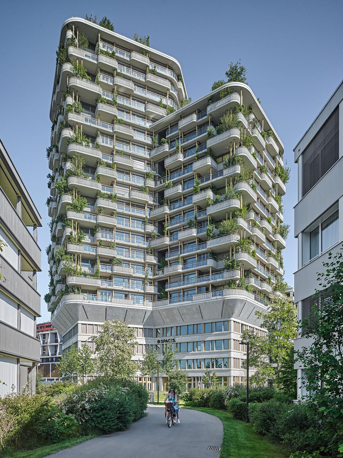 Rotkreuz, Areal Suurstoffi: Hochhaus mit Fassadenbegrünung.