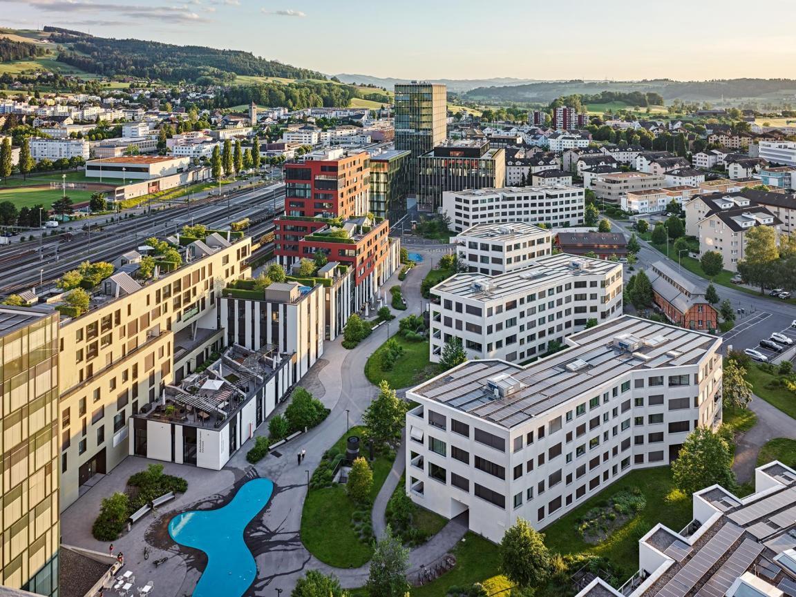 Areal Suurstoffi, Rotkreuz: Nicht begrünte Dächer sind mit möglichst hellen Materialien gestaltet oder mit Solarmodulen ausgestattet. Bild: Roger Frei, Zürich. 