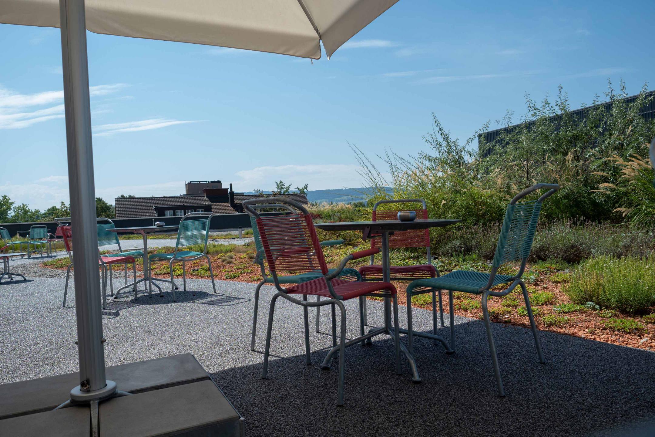 Uster, Einkaufszentrum: Die begrünte Dachterrasse wird von einem Restaurant-/Barbetrieb genutzt.