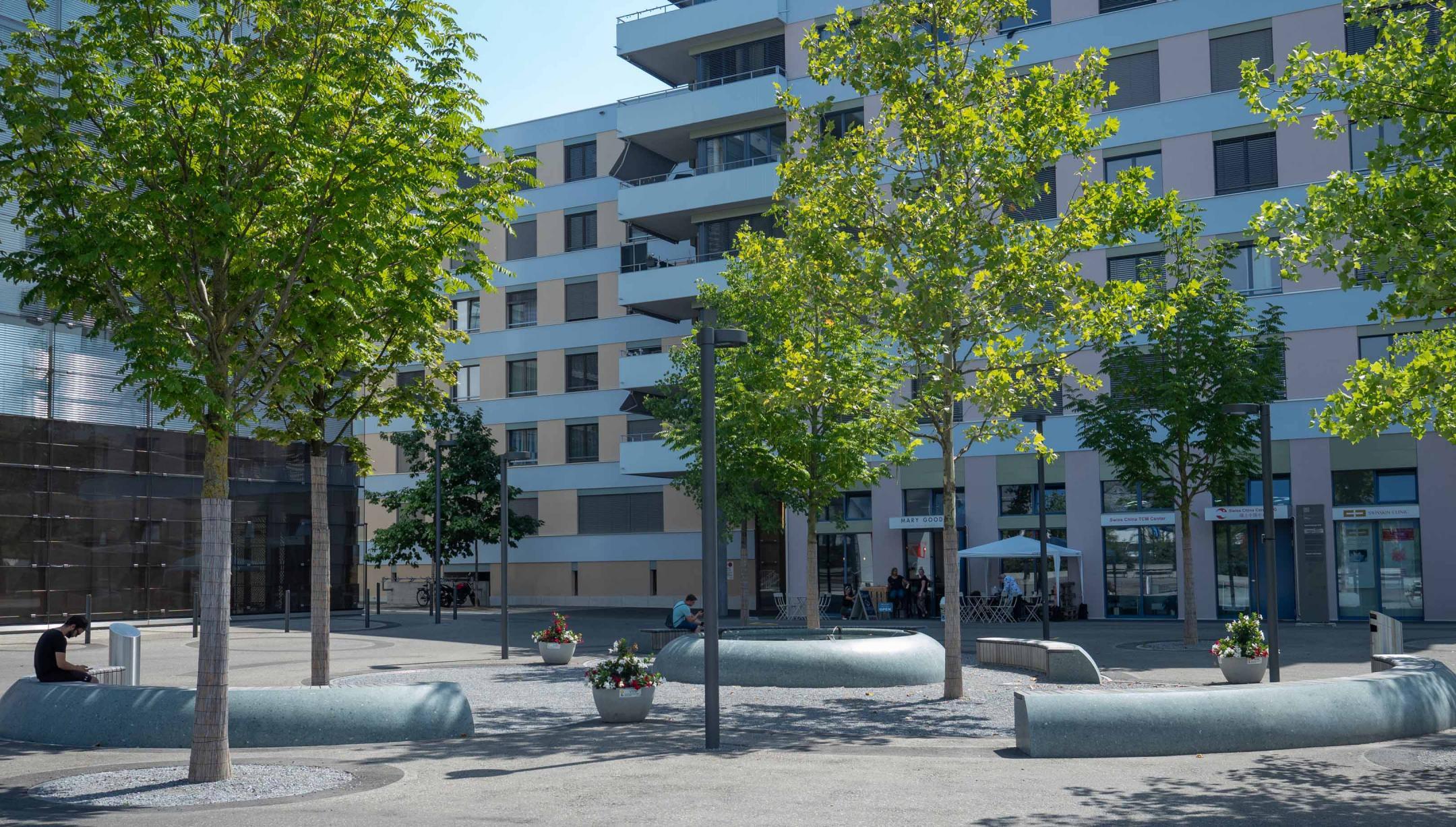 Wallisellen, Richti-Areal: Der zentrale Platz am Bahnhof ist zum Teil von Gebäuden beschattet.