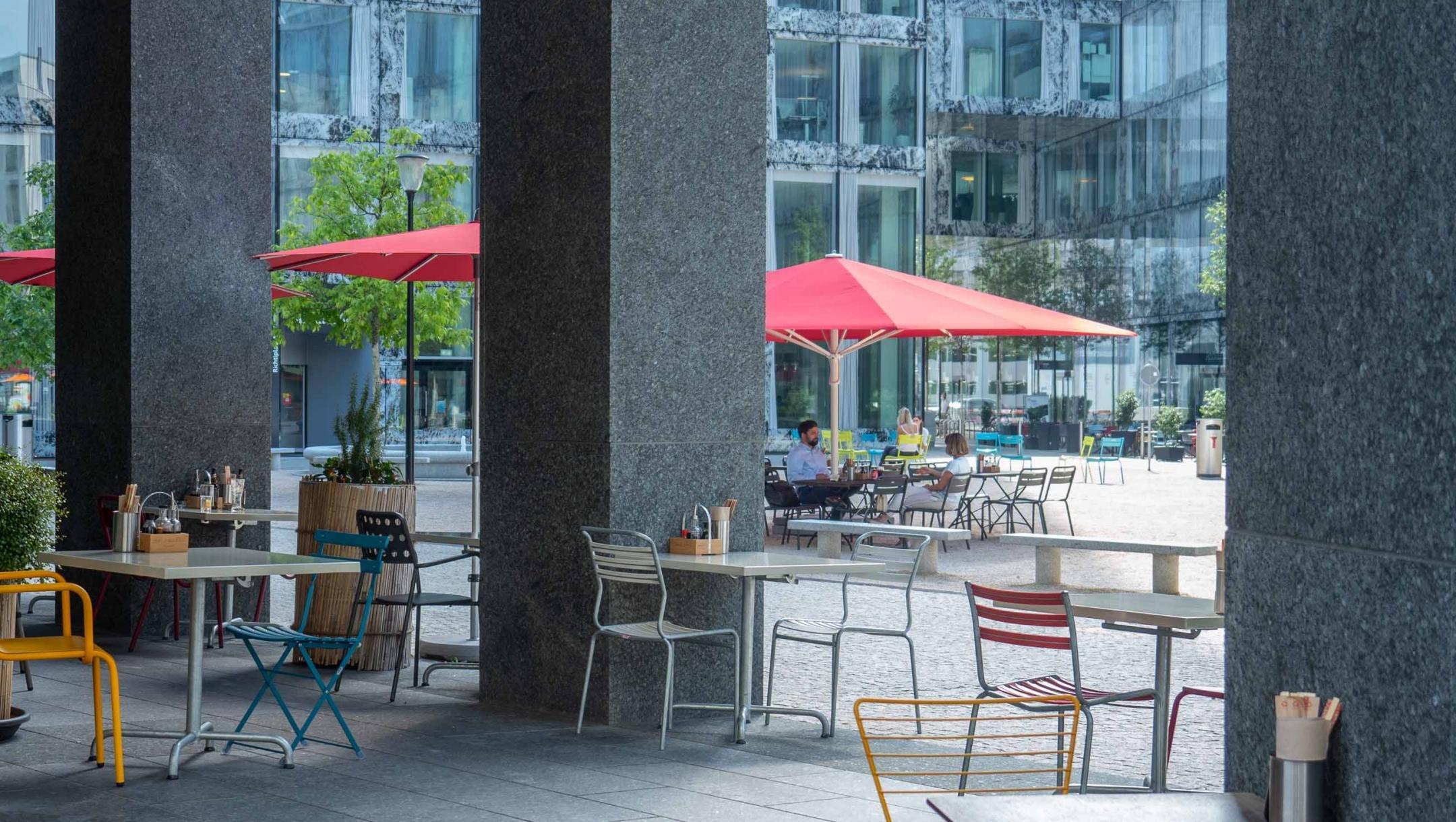 Wallisellen, Richti-Areal: Moderne Arkaden beherbergen Restaurants und sind attraktive Fusswege.