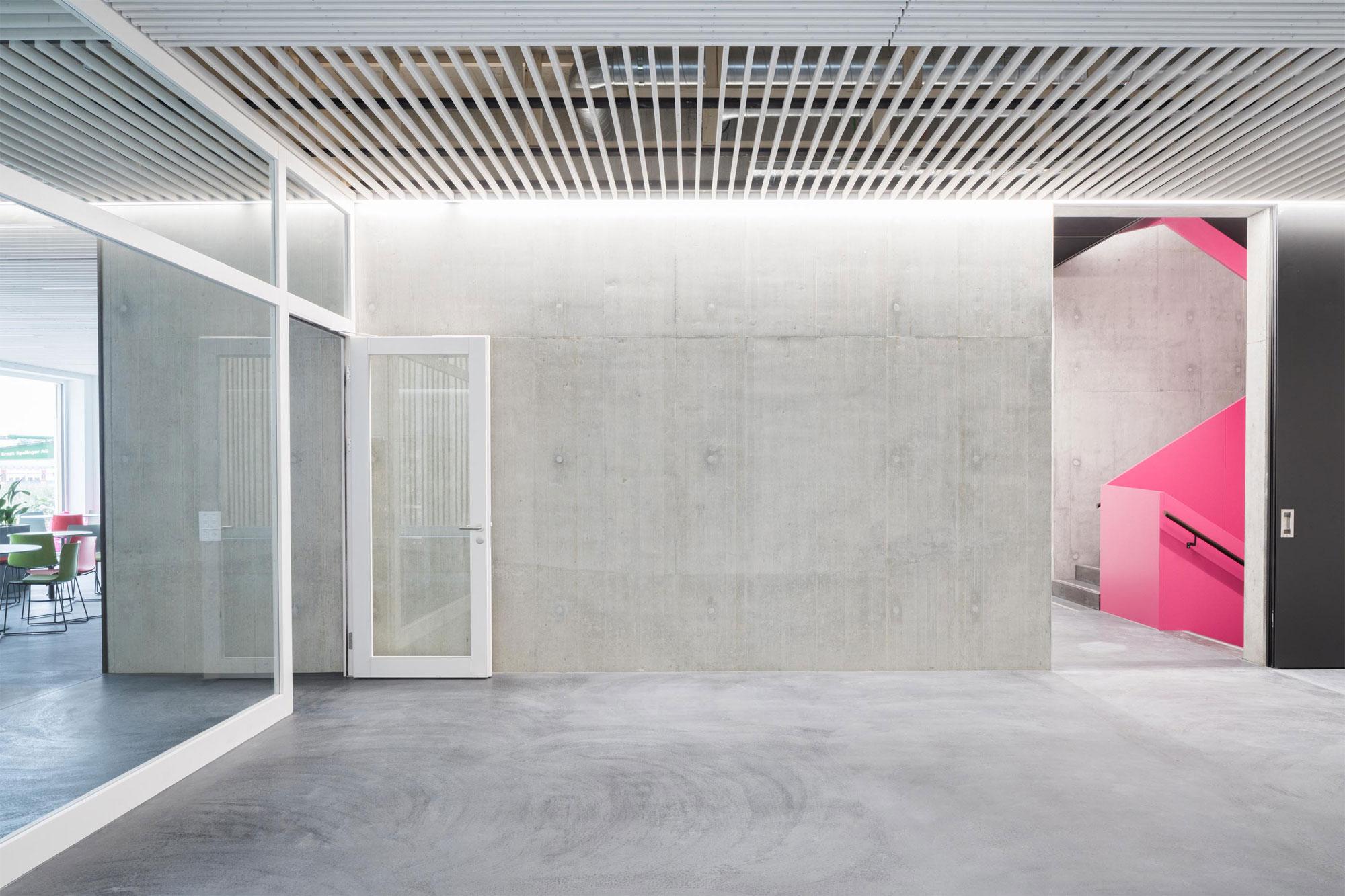 Winterthur: Verwaltungs- und Produktionsgebäude mit optimierter Wärmespeicherung und Nachtauskühlung.