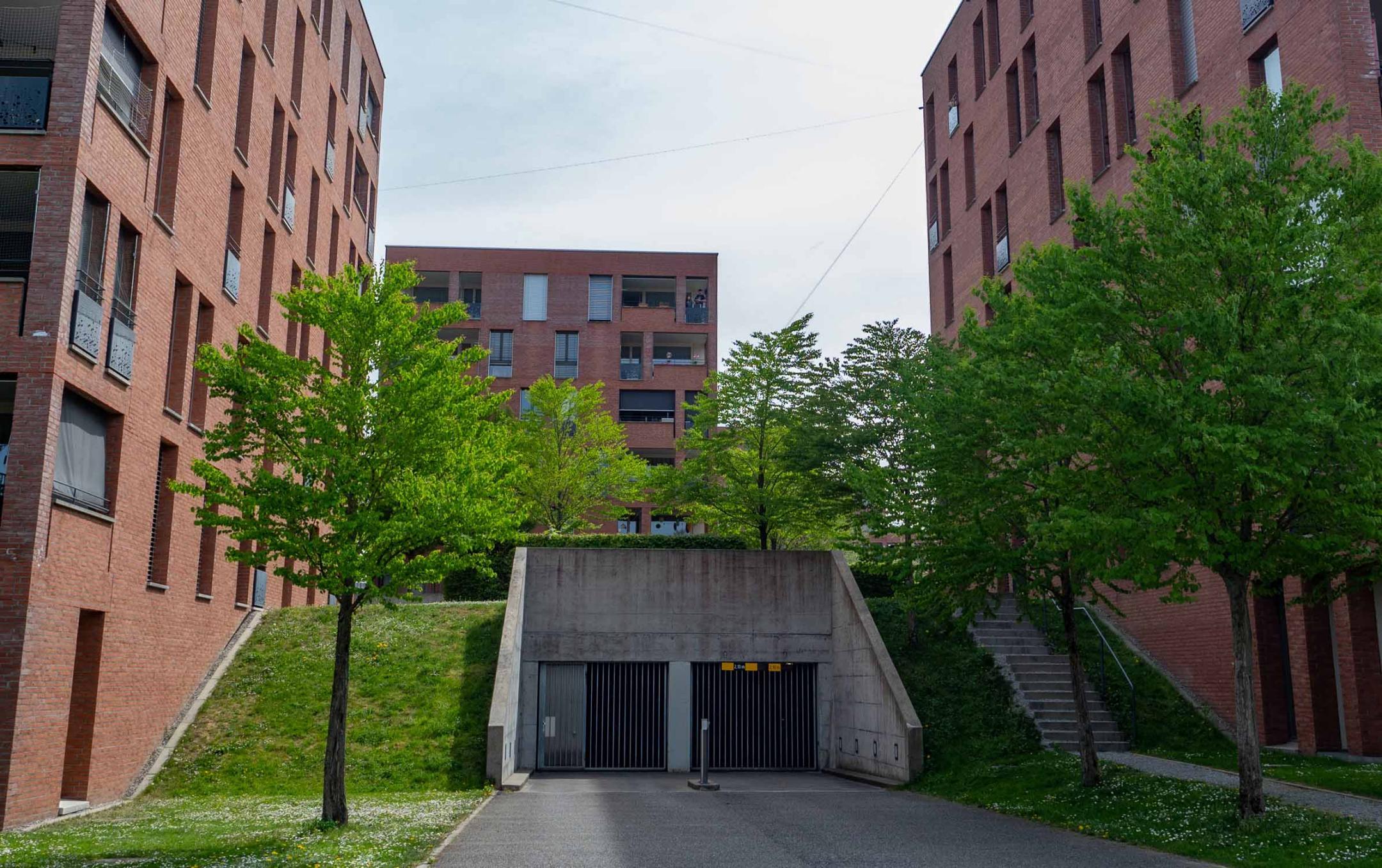 Zürich, Affoltern: Die Freiräume zwischen den Gebäuden sind grossflächig unterbaut.