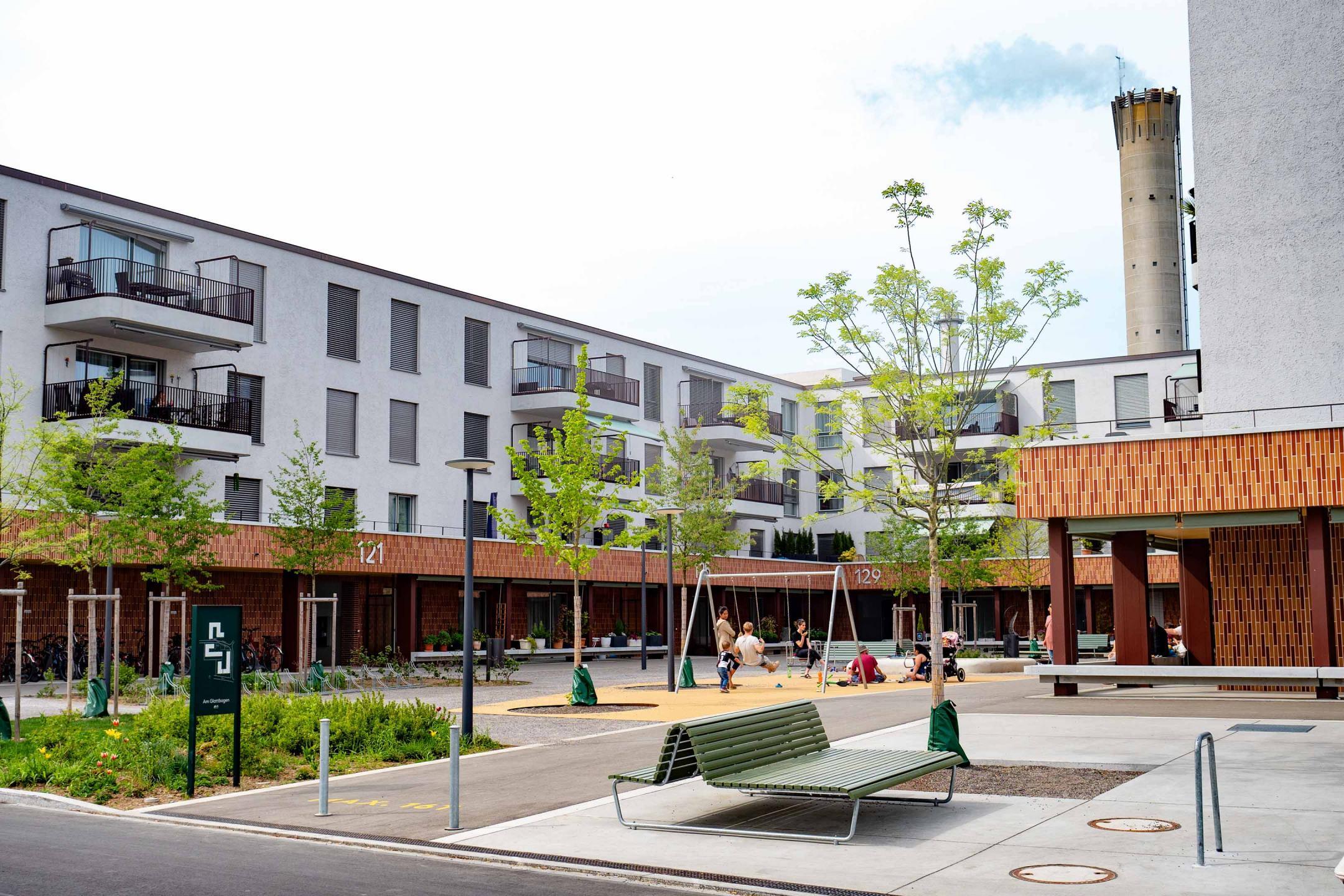 Zürich, Glattbogen: Wechselnde Oberflächen aus Asphalt, Beton und Kies.