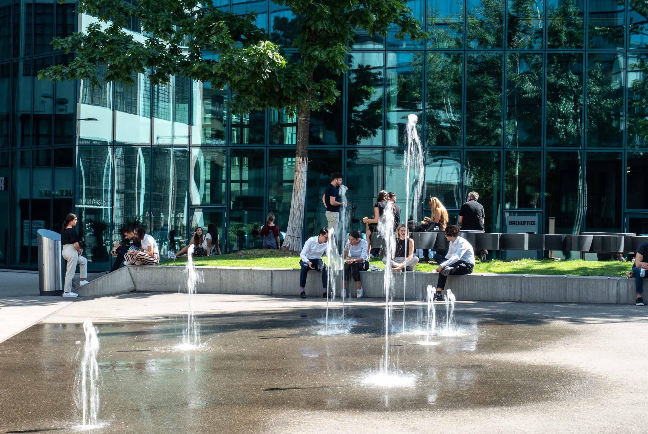 Zürich, Maagareal: Wasserspiele und Grünflächen sind an einem heissen Sommertag der ideale Ort für die Mittagspause.