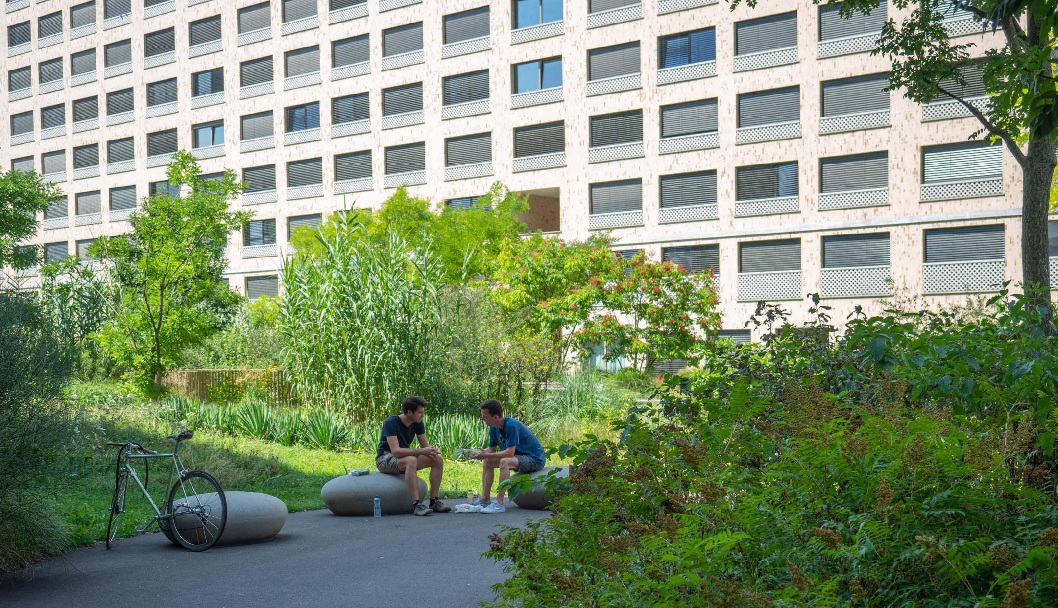 Zürich, Maaghof: Mittagspause im Schatten der Gebäude.
