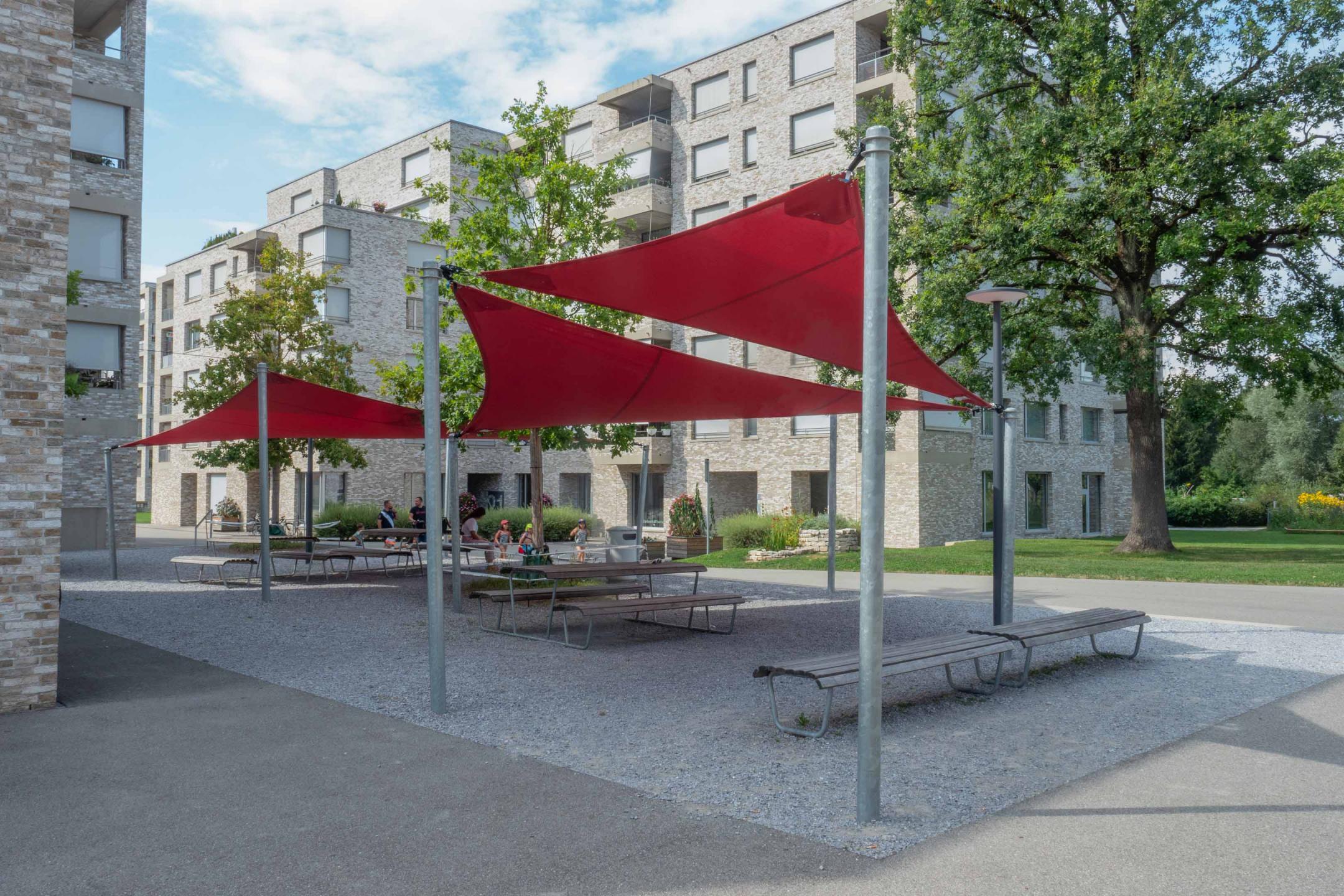 Zürich, Mattenhof: Sonnensegel beschatten einen Picknickplatz.