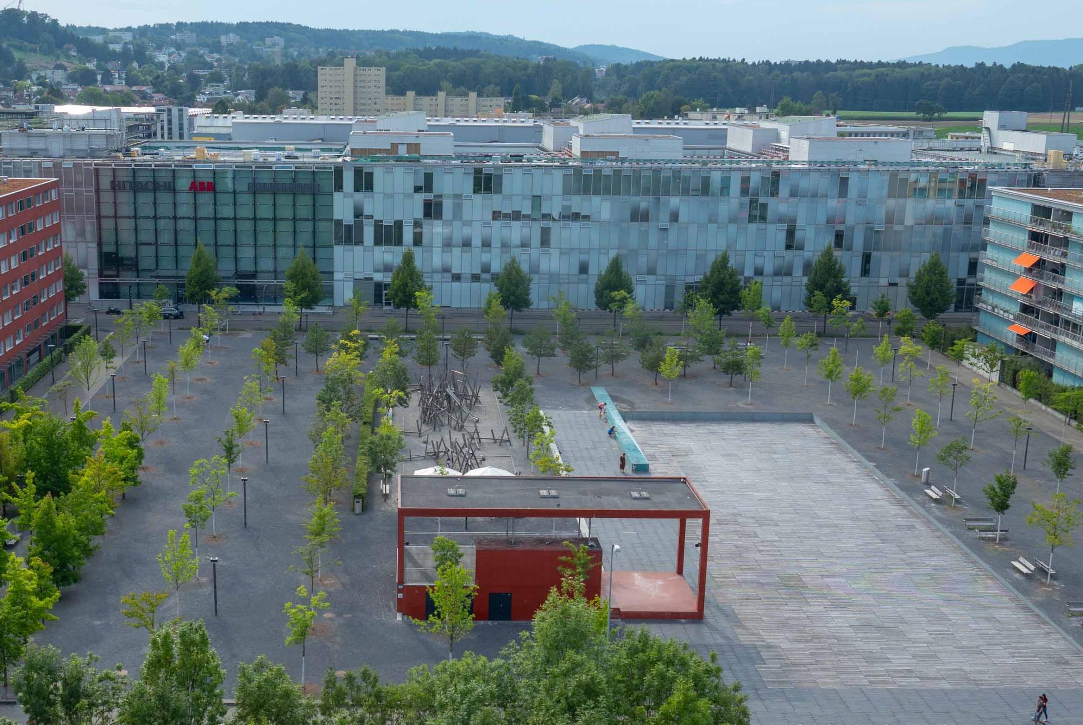 Zürich, Oerlikerpark: Wechselnde Oberflächen aus Holz, Platten, Asphalt und Kies.
