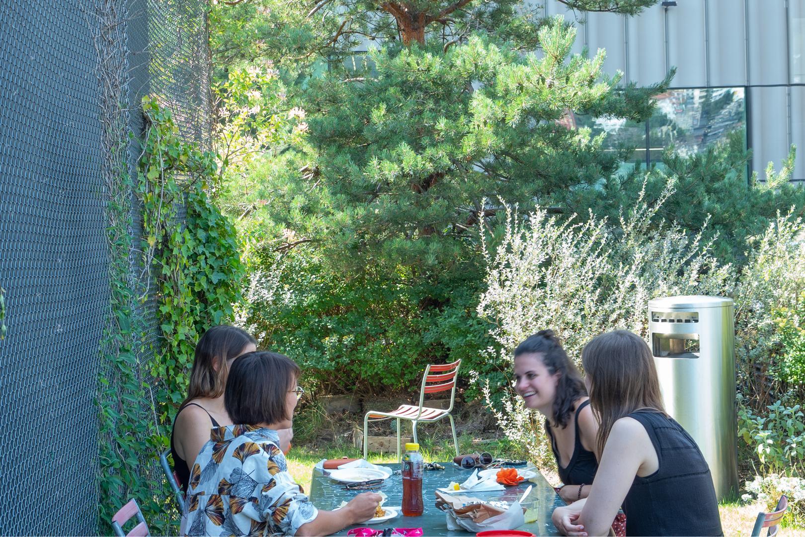 Zürich, Toni-Areal: Mittagspause auf der begrünten Dachterrasse.