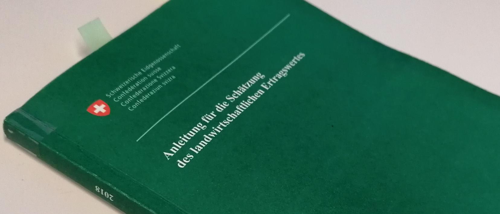 Buch mit dem Titel «Anleitung für die Schätzung des landwirtschaftlichen Ertragswertes»