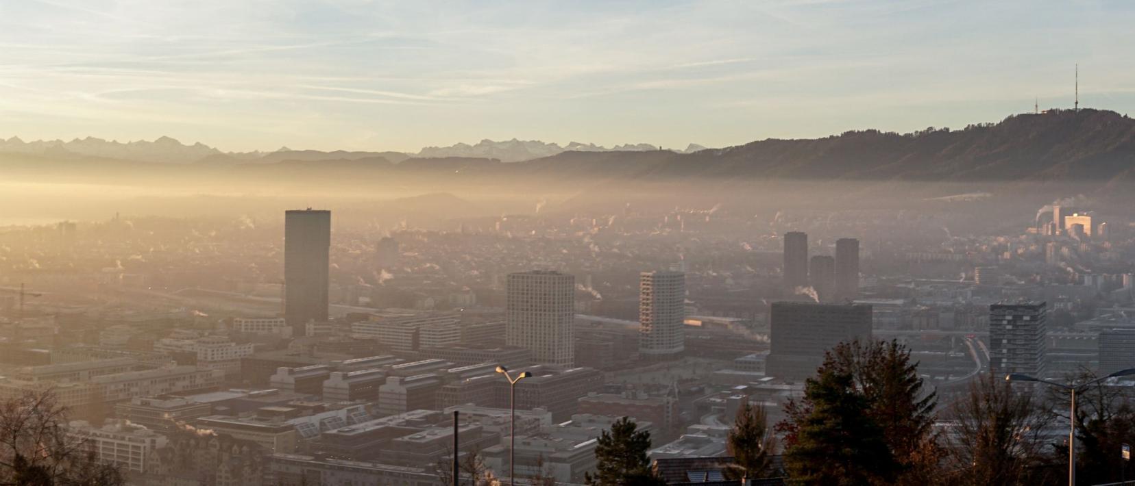 Blick über Zuerich bei einem schönen, dunstigen Sonnenaufgang