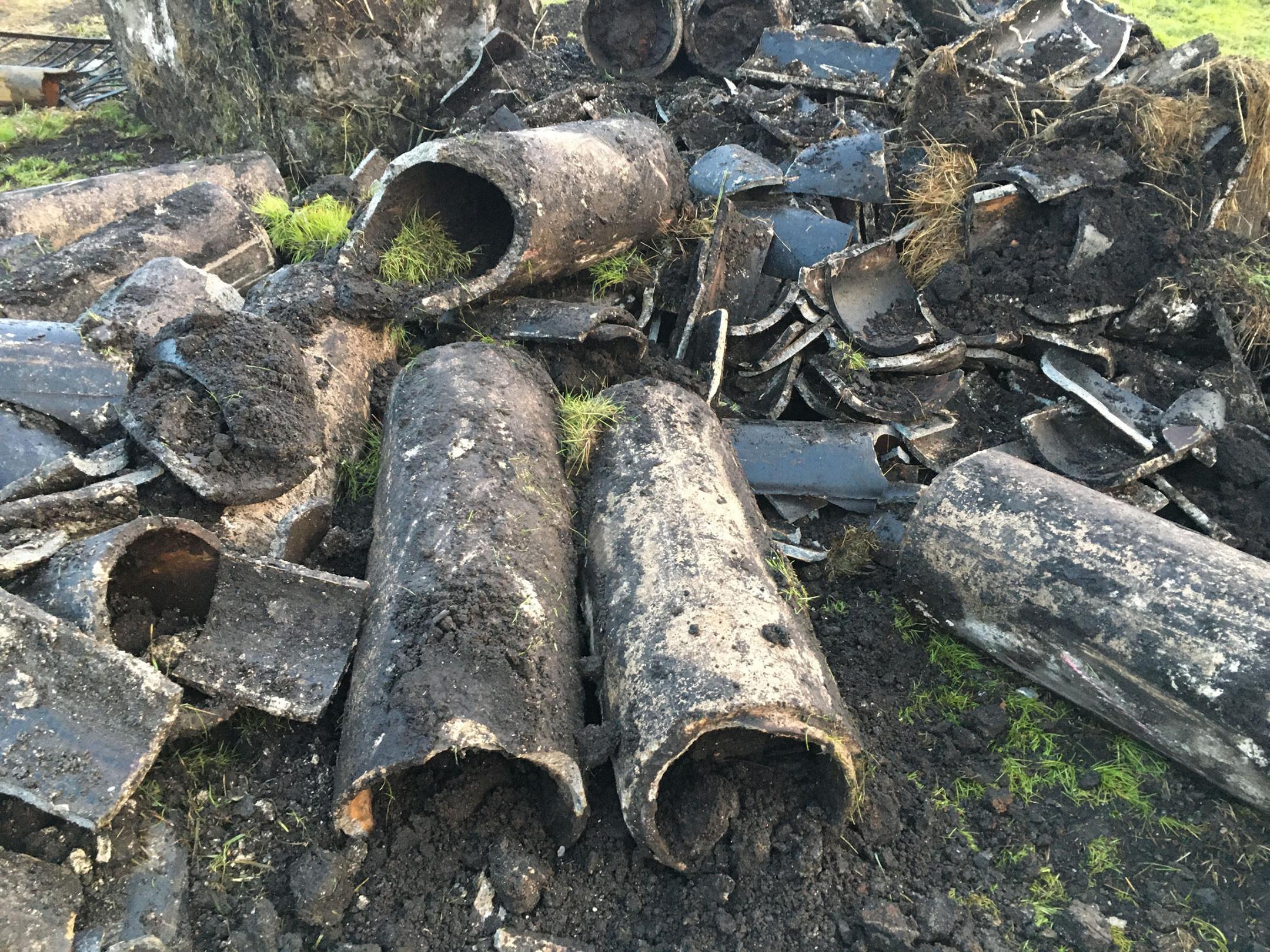 Ausgegrabene Entwässerungsrohre auf einem Haufen