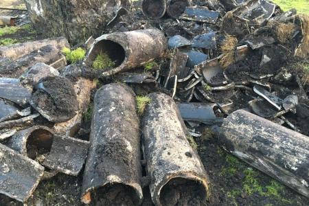 Ausgegrabene Entwässerungsrohre auf einem Haufen