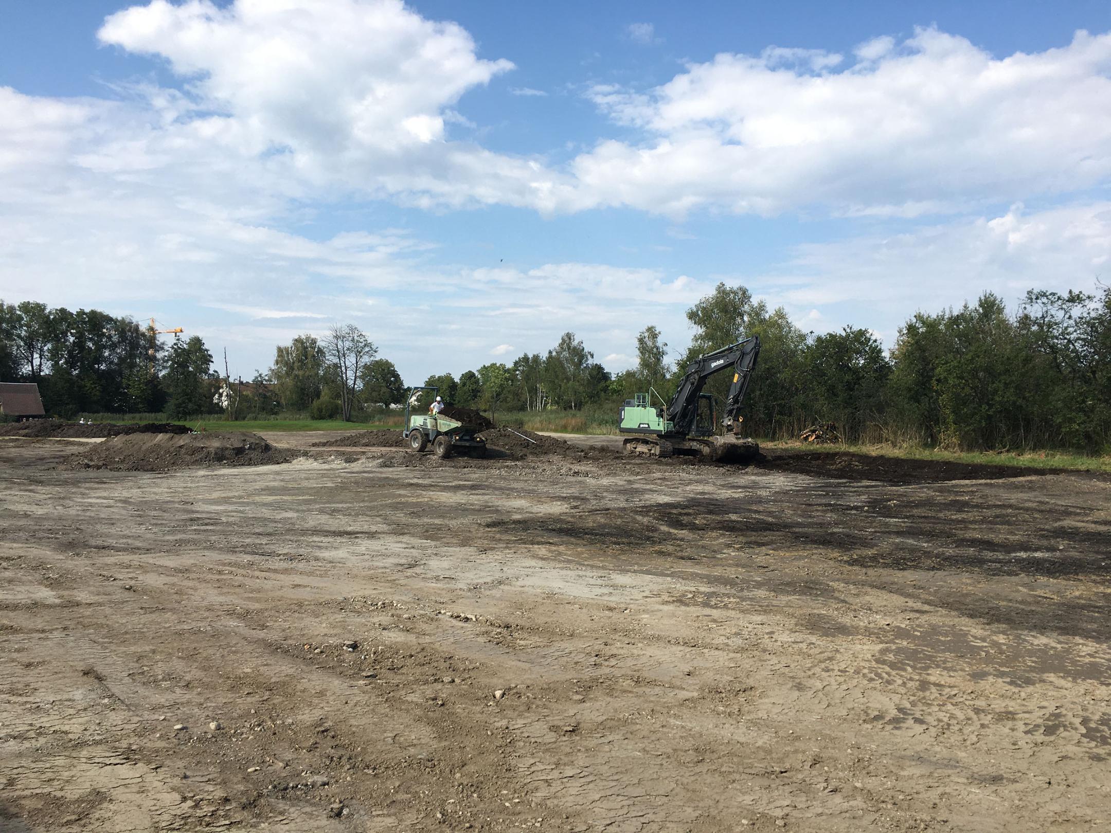 Baumaschinen im Gebiet bei der Arbeit.